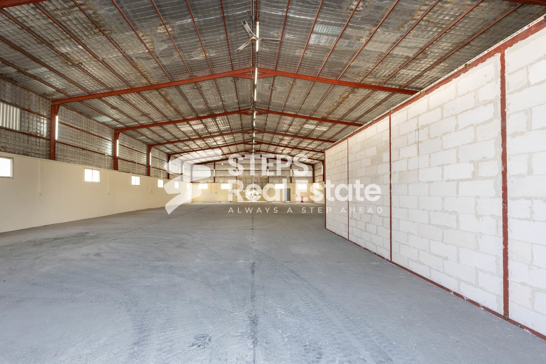Spacious 800 sqm Warehouse with Open Yard, Offices