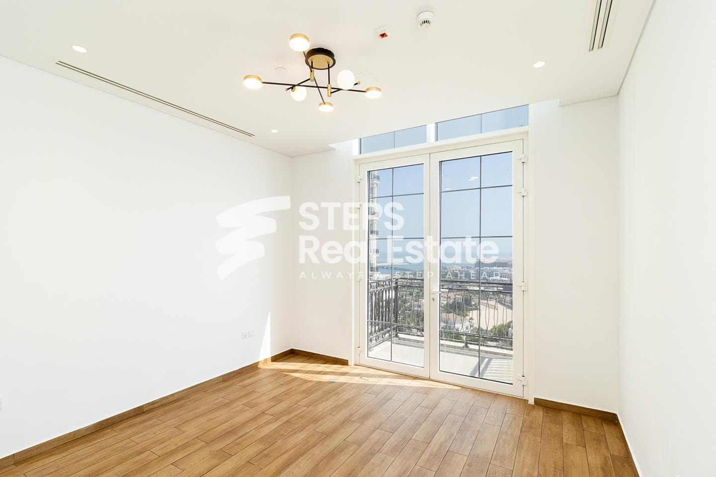 Spacious Pearl Apartment with Sea Views & Balcony