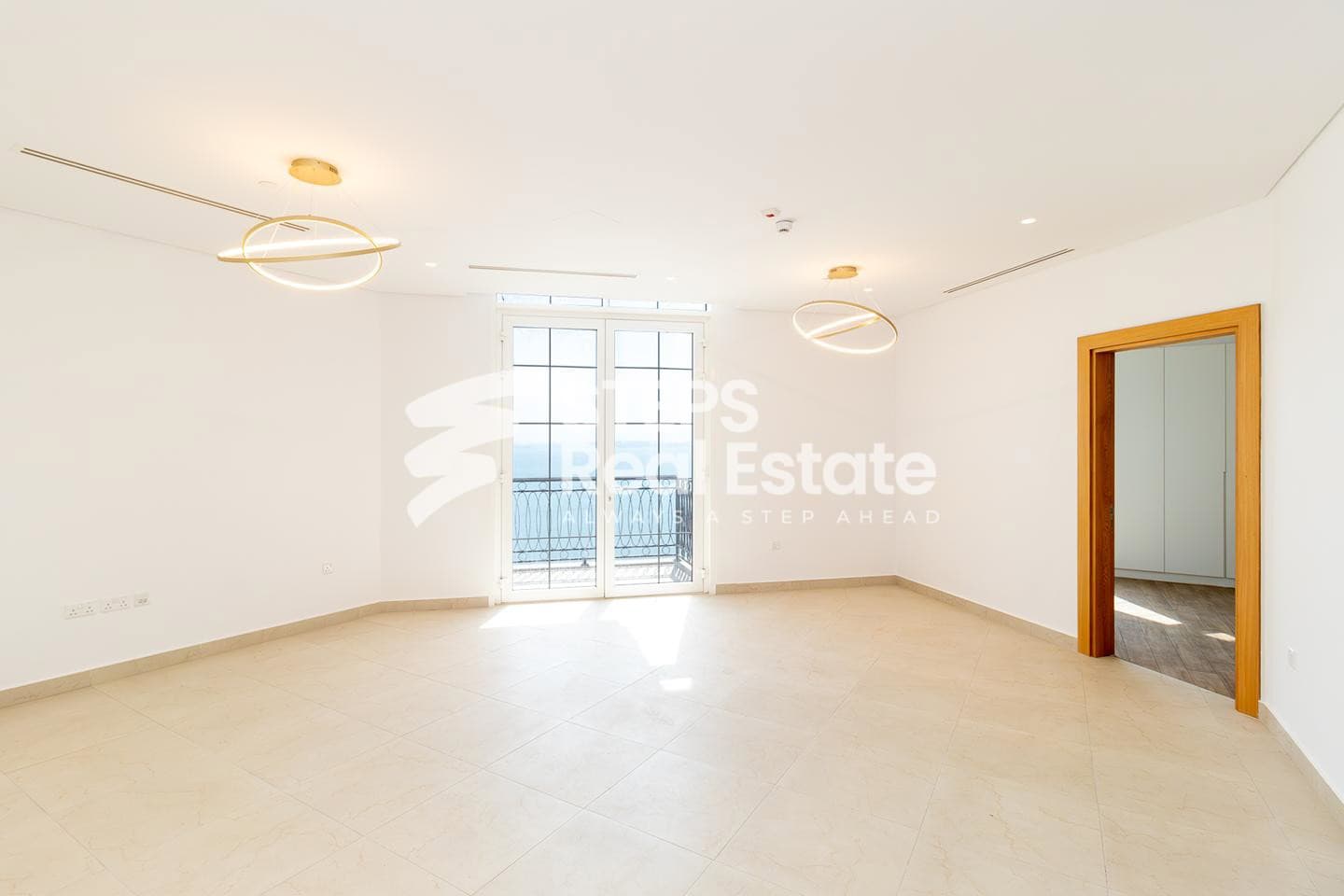 Spacious Pearl Apartment with Sea Views & Balcony 46