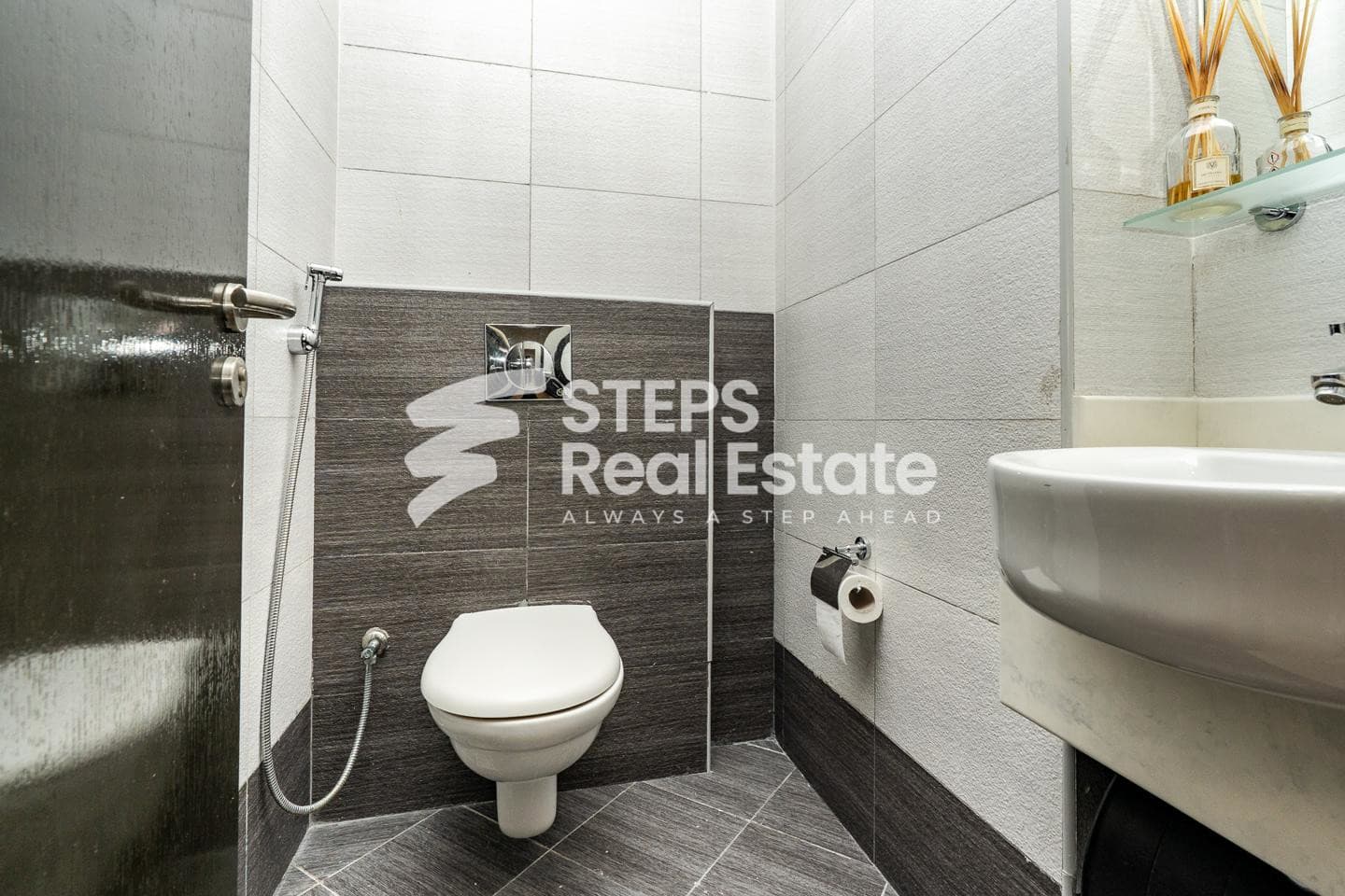 Fully Furnished 2 BHK in Prime Fox Hills Location 30