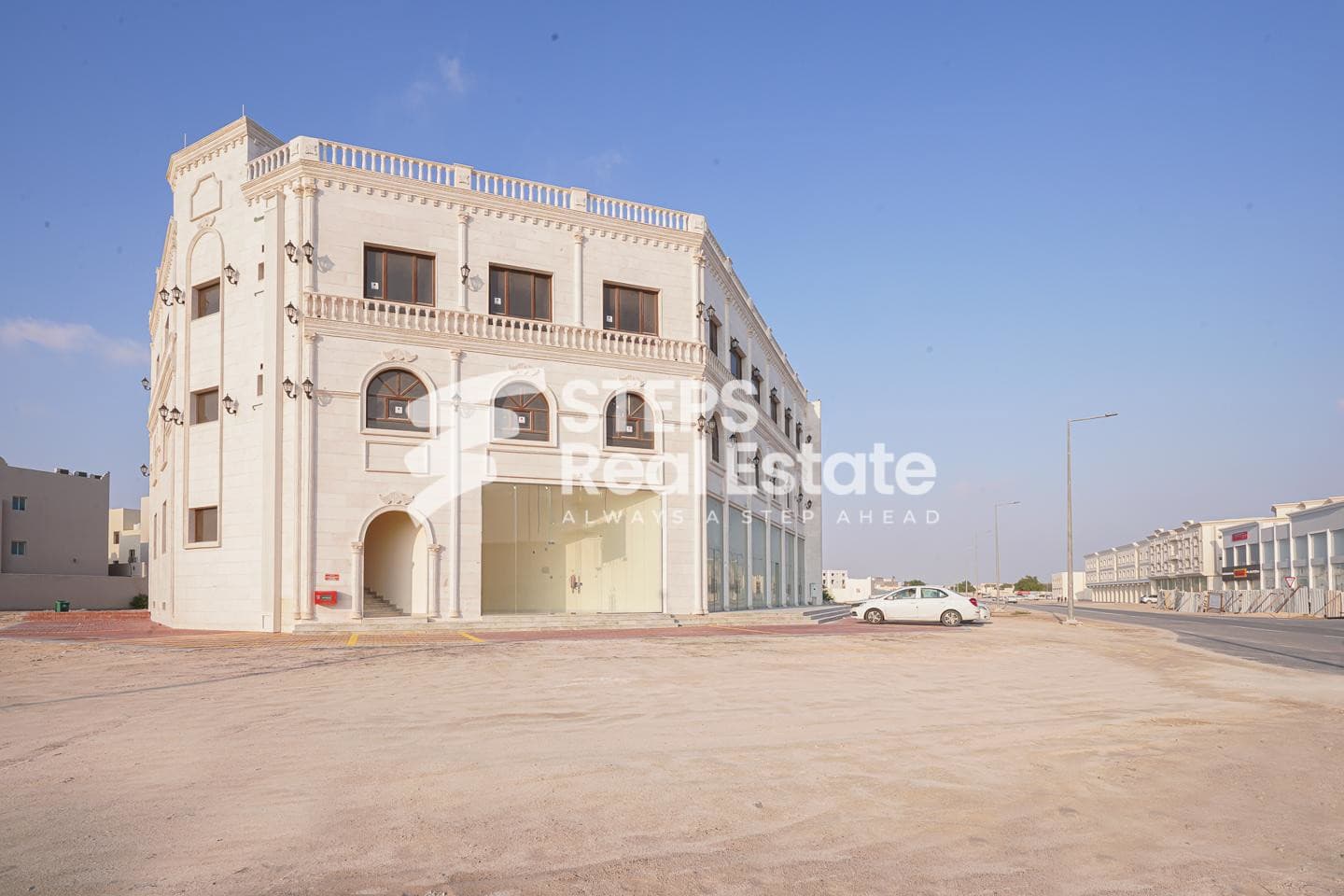 مبنى تجاري وإداري واسع في أم قرن بموقع مميز 36