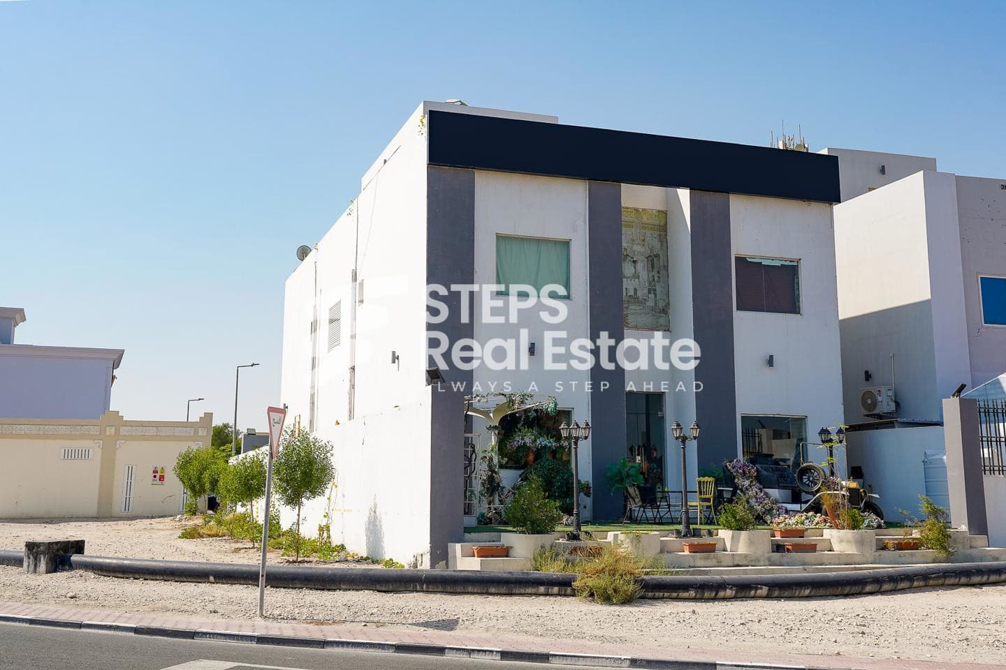 Spacious Service Villa in Al Gharafa for Sale 20